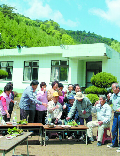 폐교된 분교마당에서 열린 마을잔치. 욕심없는 마을주민들의 소박함과 여유가 묻어난다.