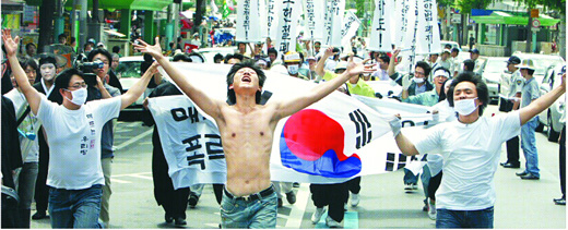 시민들이 다시 거리로 쏟아져 나왔다.20년 전 그날의 함성을 되살리며 민주주의를 만끽했다.10일 오후 서울시청앞 광장에서 ‘6월항쟁 20주년 계승 민간조직위원회’ 회원 등 500여명이 87년 당시의 시위를 재현하고 있다. 세종문화회관에서는 정부가 주최한 첫 기념행사가 열렸다. 도준석기자 pado@seoul.co.kr