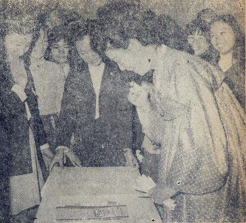 좌담회장에 도착하여 「사인」하는 대통령부인 육영수여사.