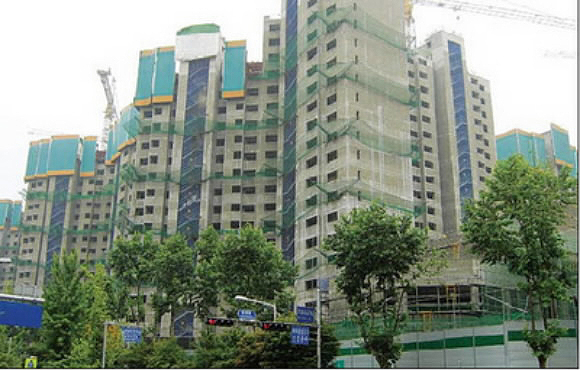 아파트 배정과 관련, 고등법원의 무효 판결이 난 경기 과천시 주공 3단지 재건축 아파트. 공정이 70% 진행됐지만 예정대로 내년 7월 입주할 수 있을지 불투명하다. 서울신문 포토라이브러리
