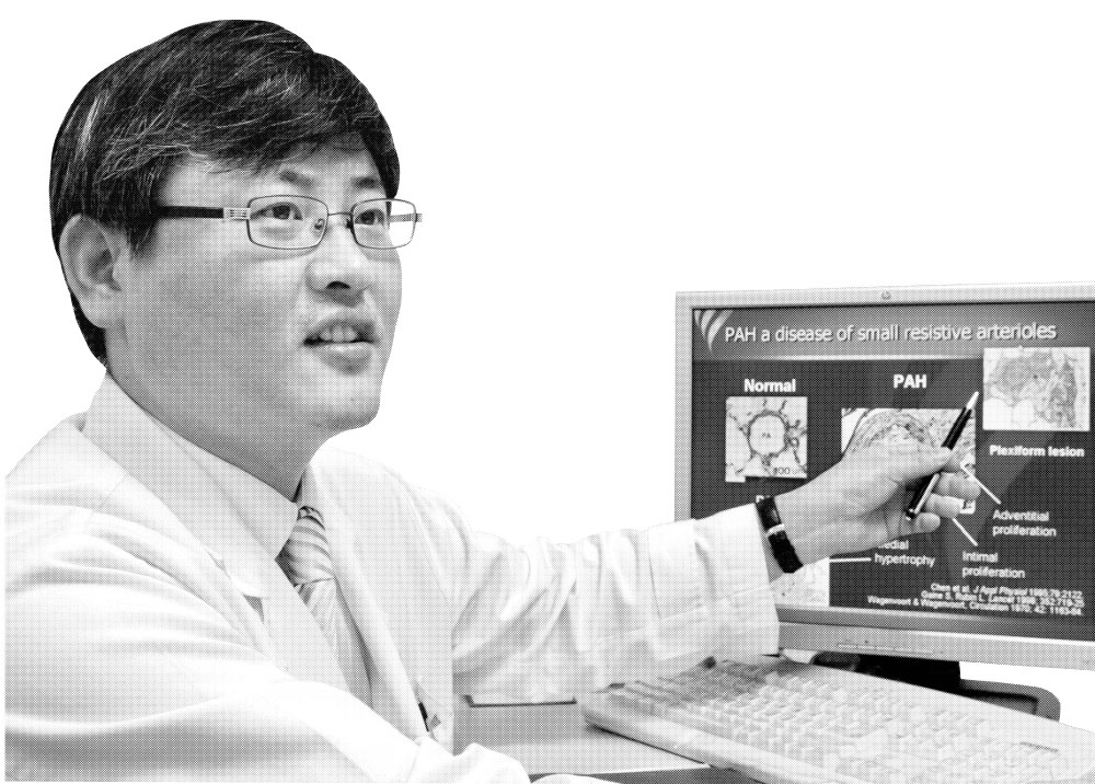 경기 부천 세종병원 이재영 소아과장이 폐동맥 고혈압 환자의 혈관 상태를 설명하고 있다.
