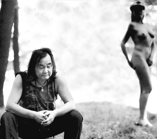 60의 나이에 가수 인생 33년을 반추하며 베스트앨범을 낸 한대수. 국내 대중음악계도 음악을 통한 배려와 나눔에 신경써야 한다고 말한다. 배경은 한대수 베스트앨범의 재킷 사진.