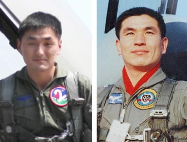 지난 20일 서해상에서 KF-16 전투기를 몰다 숨진 박인철(사진 왼쪽) 중위의 생전 모습. 박 중위의 아버지(오른쪽)는 23년 전 팀스피리트 훈련에 참가했다 숨진 고 박명렬(오른쪽) 소령으로, 아들의 공사 26기 선배다. 공군 제공