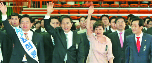 한나라당 대선 경선 후보들이 26일 합동연설회가 열리는 부산 사직실내체육관에 나란히 입장하면서 지지자들의 환호에 답례하고 있다. 왼쪽부터 원희룡·이명박·박근혜·홍준표 후보. 부산 왕상관기자 skwang@seoul.co.kr