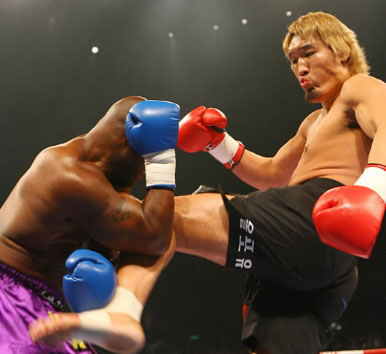 최홍만(오른쪽)이 5일 홍콩에서 열린 입식타격기 K-1 월드그랑프리 홍콩대회에서 팔씨름 세계 챔피언 출신 게리 굿리지를 상대로 강력한 무릎차기를 날리고 있다. 사진 제공 FEG코리아