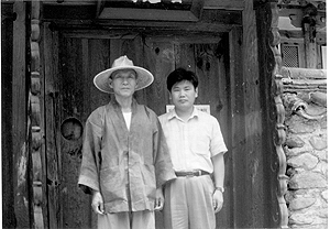 불일암 시절의 법정 스님(왼쪽)과 함께한 필자.