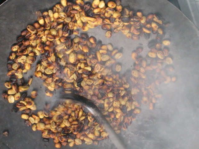 커피를 볶는 모습. 암하라 지역에서는 주로 이런 동그란 팬을 커피 볶는 용기로 사용하고 북부의 티그레이 지방에서는 깡통을 잘라내어 만든 국자 같은 모양의 그릇에 커피를 볶는다. 커피콩 속의 캐러멜 성분이 흘러나오면서 커피 특유의 그윽한 향이 온 집안에 퍼지게 된다.