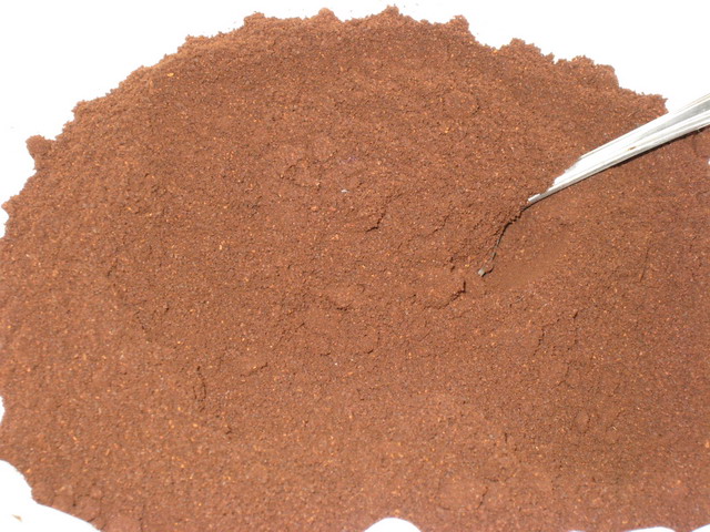 커피 가루. 볶은 커피를 나무절구에 넣고 이런 가루 상태가 될 때까지 곱게 빻는다. 이 커피 가루를 물이 끓고 있는 ‘제베나’에 넣고 끓인 후 가루가 가라앉을 때까지 기다렸다가 커피를 낸다.