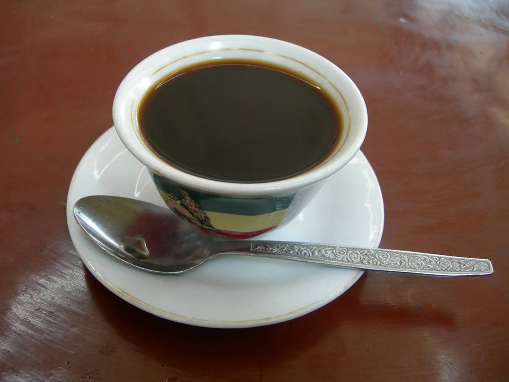 ‘스니’에 담긴 커피. 대개 석 잔을 대접하는데 첫잔은 ‘맛’을, 두 번째 잔은 ‘행운’을 세 번째 잔은 ‘축복’을 의미한다. 에티오피아 커피는 색깔처럼 맛이 아주 진하다. 처음엔 약간 씁쓰름하지만 뒷맛이 아주 독특해 또 찾게 된다.