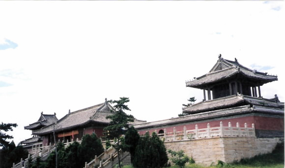 요동 지역 명나라의 군사적 거점이었던 광녕(현재 요녕성 북녕시)에 있는 북진묘(北鎭廟)의 모습
