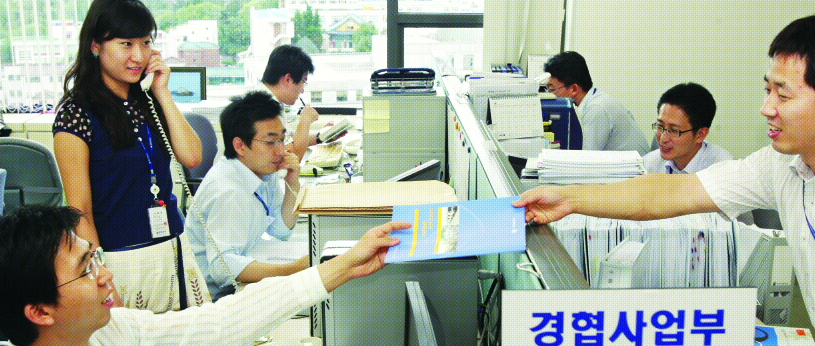 화색도는 현대아산 제2차 남북정상회담 개최가 발표된 8일 서울 종로구 계동 현대아산의 남북경협 부서 직원들이 밝은 표정으로 업무를 보고 있다. 이호정기자 hojeong@seoul.co.kr