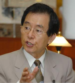 “유물 전시하고 관람객 안내나 하는 게 독립기념관의 역할이 아니다.”라고 김삼웅 독립기념관장은 단언한다. 그는 아프가니스탄 피랍자 무사귀환 촉구 및 반침략 평화선언 등 독립기념관의 대사회적 역할을 강조했다. 손형준기자 boltagoo@seoul.co.kr