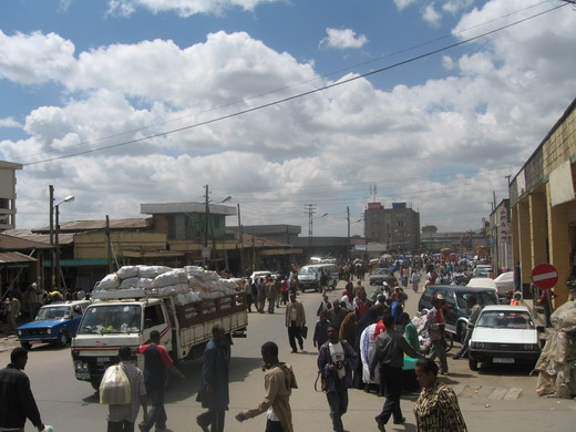 마르카토 전경. 노천의 재래시장을 기대했었는데 현대식 건물이 올라가면서 과도기적인 모습을 보여주고 있다.
