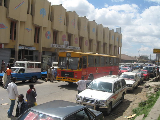 마르카토의 상가 건물. 내부는 우리나라 재래시장의 상가 건물과 똑같다. 진열된 상품들은 중국산이 압도적으로 많다.