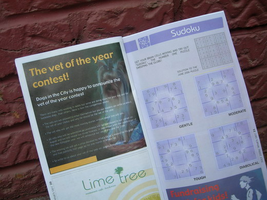 스도쿠가 실린 What’s Up. 왼쪽 페이지는 1년에 한번씩 열리는 애완견 콘테스트 광고다.