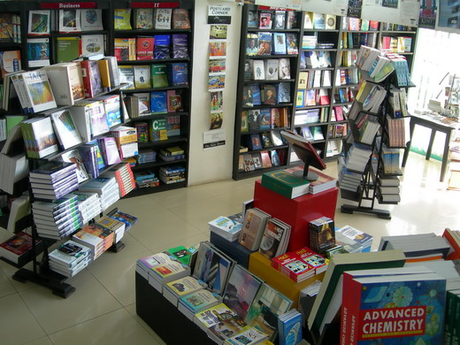 사르베트 근처의 Book World 내부 모습. 사진 왼쪽 벽면은 IT와 Business 서적 코너.