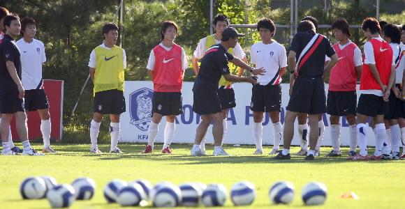 베이징올림픽 축구대표팀의 새 사령탑 박성화(가운데 모자 쓴 사람) 감독이 지난달 17일 파주NFC에서 열린 훈련에서 미니게임 도중 선수들을 소집해 훈련방식을 설명하고 있다.  연합뉴스
