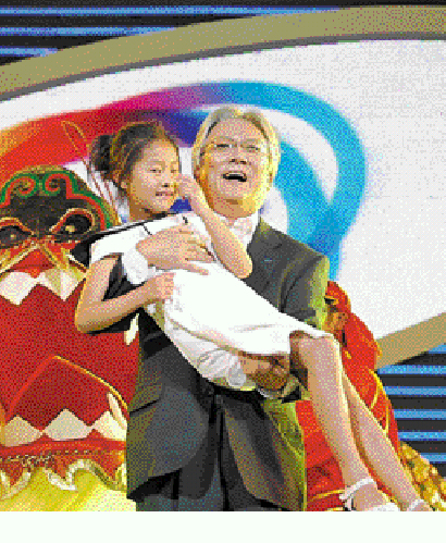 삼성전자는 지난 6월 베이징올림픽 성공을 기원하는 콘서트를 가졌다. 중국삼성 박근희 사장이 개안(開眼)수술을 받은 소녀를 안고 있다. 삼성전자 제공