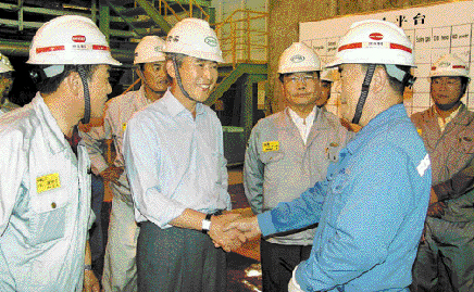 이구택(왼쪽에서 두 번째) 포스코 회장이 지난해 7월 중국 장가항 냉연공장을 방문, 관계자들을 격려하고 있다. 포스코 제공