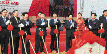 기아차가 2005년 10월 중국 장쑤성 옌청시 인근에서 정몽구(왼쪽에서 네번째) 회장 등이 참석한 가운데 둥펑위에다기아 제2공장 기공식을 갖는 모습. 기아차 제공