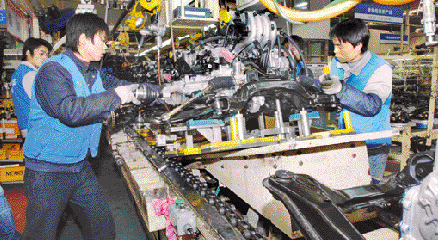 현대모비스의 첫 중국내 생산거점인 장쑤모비스 생산라인에서 직원들이 자동차 새시모듈을 만들고 있다. 현대모비스 제공