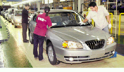 베이징현대차 공장내 의장라인에서 직원들이 조립이 마무리된 ‘아반떼’ 승용차의 최종 손질을 하고 있다. 현대차 제공