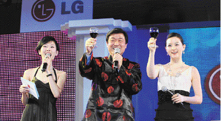 지난해 4월 베이징에서 열린 신제품발표회에서 LG전자 중국지역총괄 우남균(가운데) 사장이 이영애(오른쪽)씨 등과 건배를 제의하고 있다. LG전자 제공