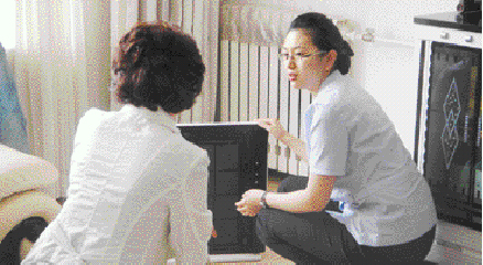웅진코웨이의 코디(오른쪽)가 고객의 집을 방문해 사용법 등을 설명하고 있다. 웅진코웨이 제공