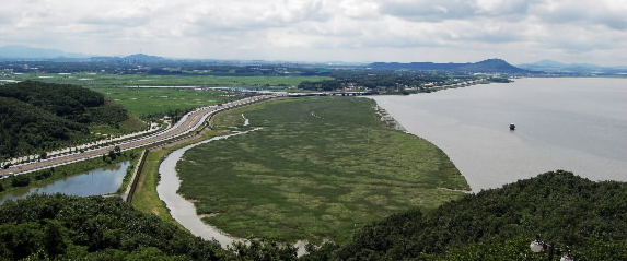 파주 오두산전망대에서 바라본 곡릉천 하구습지 전경. 반달 모양으로 퇴적된 갯벌에 살고 있는 갈대 등 수변 식물과 철새들을 볼 수 있다. 환경부 제공