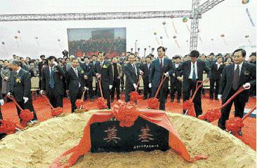 강덕수(오른쪽에서 네번째) STX그룹 회장이 지난 3월 랴오닝성 다롄에서 조선소 건설을 위한 첫 삽을 뜨고 있다. STX조선 제공