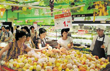 중국인들이 쾌적한 이마트 상하이 무단짱점에서 과일을 고르고 있다. 신세계 제공