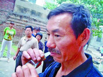 유리조각을 우적우적 씹어먹고 있는 둥시안씨.  대하보