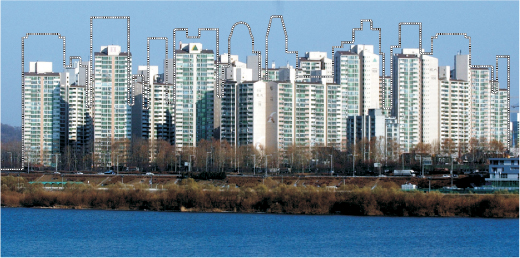 서울시는 29일 한강변에는 성냥갑 모양의 획일적인 아파트를 짓지 못하도록 하는 건축심의 개선안을 발표했다. 사진은 강동구 암사동 H아파트의 동별 높이를 다르게 해 가상 스카이라인을 형성한 모습. 서울신문 포토라이브러리