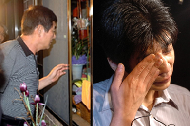 29일 오후 아프간 피랍자 가족들이 고 심성민씨의 가족들을 위로하기 위해 아버지 심진표씨의 고성집에 도착해 집을 둘러본 뒤 인기척이 없자 가족대표인 차성민(오른쪽)씨가 눈물을 닦고 있다. 사진공동취재단