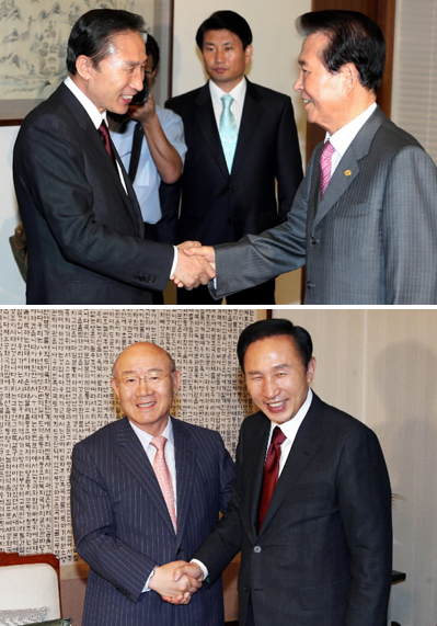 이명박 한나라당 대선후보가 29일 오후 서울 동교동 김대중도서관에서 김대중(사진 위 오른쪽) 전 대통령과 만나 악수하고 있다. 아래는 이날 오전 연희동 전두환 전 대통령 자택에서 이 후보와 전 전 대통령이 악수하는 모습이다. 김명국기자 daunso@seoul.co.kr
