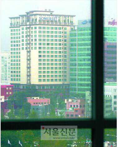 11일 신정아씨가 미국으로 도피하기 전까지 머물렀던 서울 종로구 내수동 K오피스텔 11층에서 변양균 전 청와대 정책실장이 장기 투숙했던 종로구 수송동 S레지던스 호텔이 뚜렷하게 보인다. 두 건물은 걸어서 10분 거리에 있다. 정연호기자 tpgod@seoul.co.kr