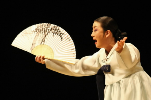 ‘춘향가’를 공연하는 장년부의 유수정 명창.