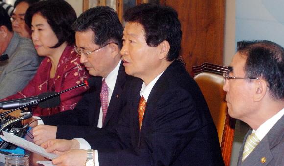 14일 국회에서 열린 한나라당 주요당직자회의에서 안상수(오른쪽에서 두번째) 원내대표 등이 정윤재 전 청와대 비서관, 신정아 전 동국대 교수 사건에 대한 대책을 논의하고 있다. 최해국기자 seaworld@seoul.co.kr