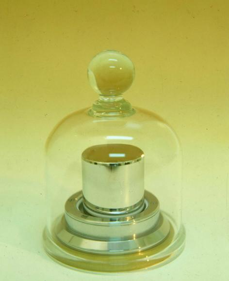 대전 한국표준과학연구원에 보관된 한국 1㎏ 표준원기. 국제 표준원기와 동일한 소재인 백금과 이리듐의 합금이며, 크기와 질량도 같게 고안됐다.1993년 국제도량형국에서 제작됐다. 현재는 국제 표준원기에 비해 50㎍가량 무거울 것으로 추정된다. 표준과학연구원 제공