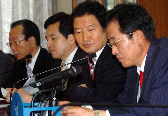 신정아 게이트 대응방안 논의 17일 한나라당 권력형 비리 조사특위 홍준표(오른쪽) 위원장과 특위 산하 ‘신정아 게이트 조사단’ 의원들이 안상수(오른쪽 두번째) 원내대표 등 당 지도부와 함께 긴급 회의를 갖고 사건 대응방안을 논의하고 있다. 최해국기자 seaworld@seoul.co.kr