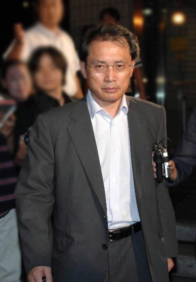 일단 집으로 변양균 전 청와대 정책실장이 서울 서부지검에서 조사받은 뒤 17일 새벽 1시쯤 귀가하고 있다. 변씨는 대기하고 있던 모범택시를 타고 청사를 빠져나갔다. 도준석기자 pado@seoul.co.kr