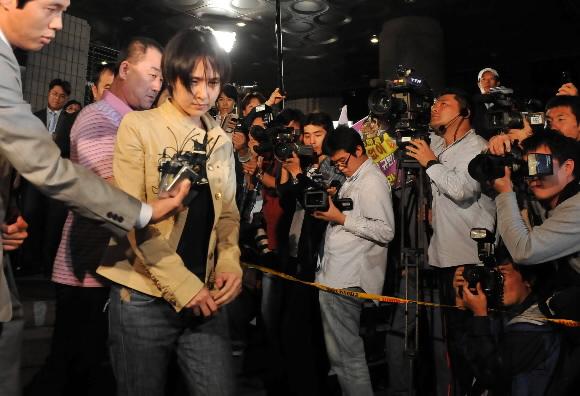 검찰이 신정아 전 동국대 교수에 대해 청구한 구속영장이 기각된 18일 밤 신씨가 서울 마포구 공덕동 서부지검을 가득 메운 취재진을 뒤로한 채 청사를 빠져나가고 있다. 안주영기자 jya@seoul.co.kr