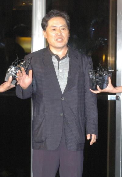 18일 밤 신정아 전 동국대 교수에 대한 검찰 구속영장이 기각된 뒤 신씨의 변호인 박종록 변호사가 서울서부지검에서 기자들의 질문에 답변하고 있다. 안주영기자 jya@seoul.co.kr