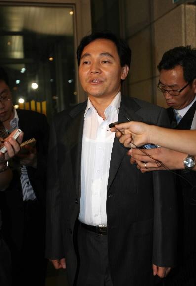 귀가하는 정윤재  정윤재 전 청와대 의전비서관이 18일 밤 부산지검 청사를 나서며 취재진의 질문에 답변하고 있다. 부산 왕상관기자 skwang@seoul.co.kr