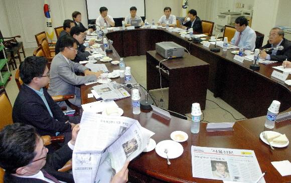 19일 서울 중구 태평로 서울신문사 6층 대회의실에서 열린 ‘서울신문 독자권익위원회’에서 위원들이 서울신문에 게재된 기사를 놓고 열띤 토론을 벌이고 있다. 안주영기자 jya@seoul.co.kr