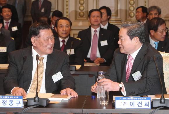 19일 청와대에서 열린 대·중소기업 상생협력 성과보고회에 참석한 이건희(오른쪽) 삼성그룹 회장과 정몽구 현대·기아차그룹 회장이 밝은 표정으로 얘기를 하고있다. 남상인기자 sanginn@seoul.co.kr
