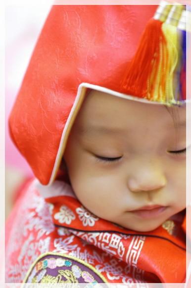 새색시 같은 우리 딸  이번 추석에는 예쁜 우리 아이와 함께 고향엘 갑니다. 얼마전 돌잔치때 장만한 고운 한복을 아이에게 입혀보고 또 입혀봐도 한가위 보름달처럼 사랑스럽네요. (이영주·서울시 은평구)