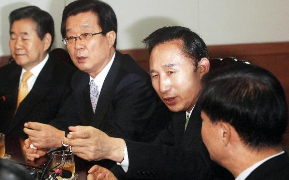 한나라당 이명박(왼쪽에서 세번째) 대선후보가 21일 여의도 당사에서 강재섭(왼쪽 두번째) 대표와 함께 신임 당직자들과 대화를 나누고 있다. 최해국기자 seaworld@seoul.co.kr