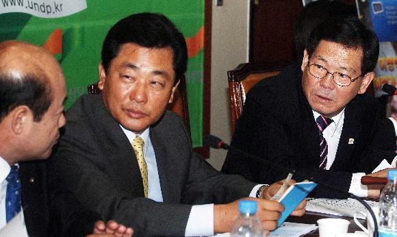 21일 여의도 국회에서 열린 대통합민주신당 최고위원회의에서 오충일(오른쪽) 대표와 정균환(가운데) 최고위원이 조일현 최고위원의 발언을 듣고 있다. 최해국기자 seaworld@seoul.co.kr