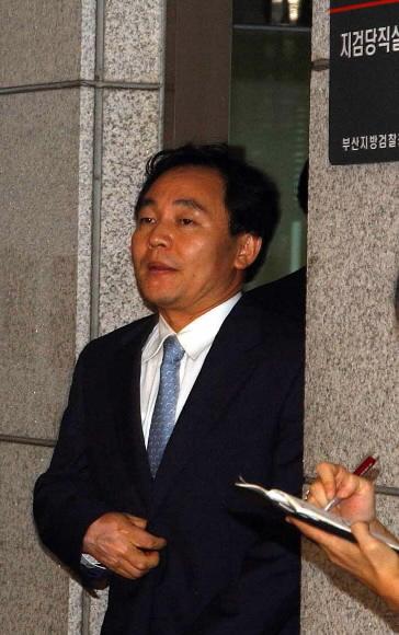 20일 밤 영장이 기각된 후 부산지검을 나오는 정윤재 전 청와대 의전비서관이 기자들을 보고 옷매무새를 고치고 있다. 부산 왕상관기자 skwang@seoul.co.kr